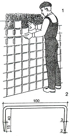 Облицовка стен с устройством уширенного шва (с применением инвентарной скобы)